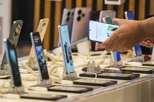 کاهش قیمت تلفن همراه در بازار/ موبایل‌های بالای ۶۰۰ دلار هم ارزان شد؟