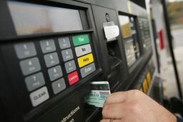 سوخت‌گیری با کارت دیگران ممنوع/ جزییات انتقال سهمیه بنزین به کارت بانکی اعلام شد